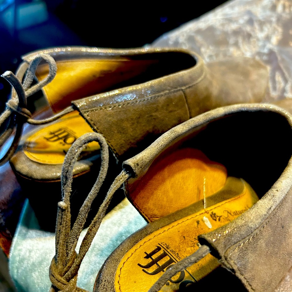 Bjorn soft closed toes tie shoes